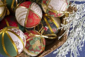 cesta-de-yute-rellena-bolas-navidad-212354423.jpg